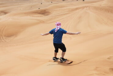 Sandboarden in de woestijn